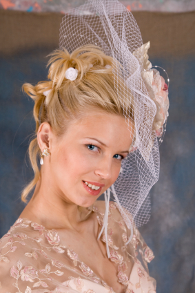Fryzura ślubna pod kapelusz